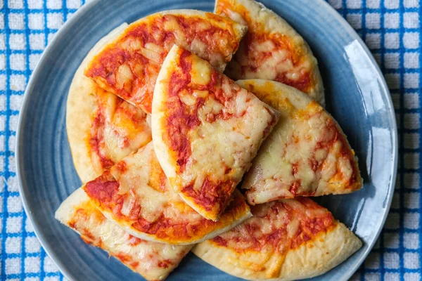 Londra İngiltere, 18 Eylül 2025, İtalyan Tarzı Peynir ve Domates Margherita Pizza