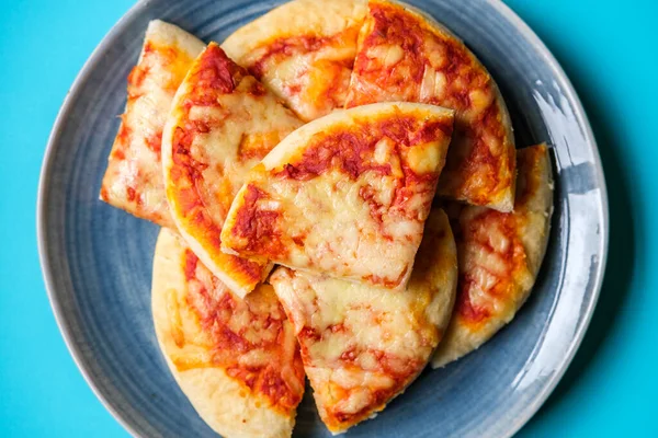 Londra İngiltere, 18 Eylül 2025, İtalyan Tarzı Peynir ve Domates Margherita Pizza