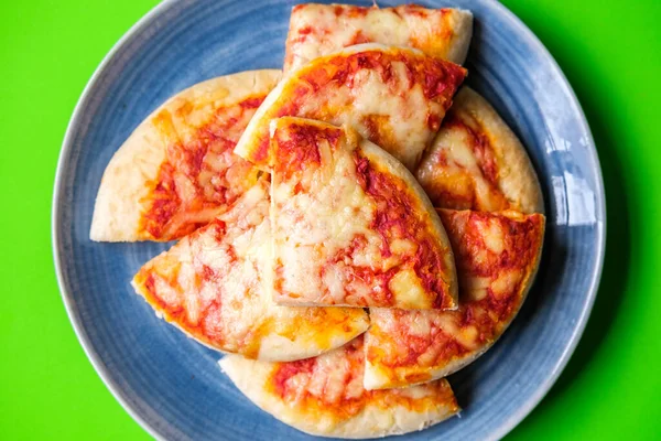 Londra İngiltere, 18 Eylül 2025, İtalyan Tarzı Peynir ve Domates Margherita Pizza