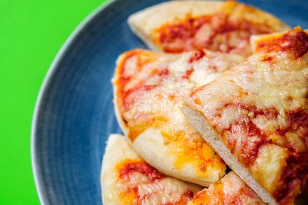 Londra İngiltere, 18 Eylül 2025, İtalyan Tarzı Peynir ve Domates Margherita Pizza