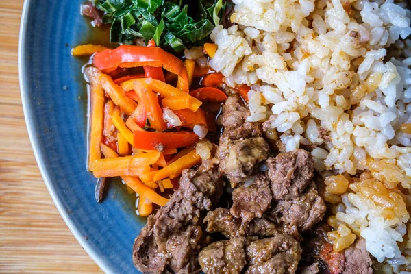 Londra İngiltere, 18 Eylül 2025, Kore usulü Biberli Pirinç ve Sebzeli Biftek