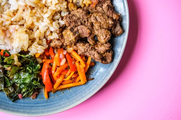 Londra İngiltere, 18 Eylül 2025, Kore usulü Biberli Pirinç ve Sebzeli Biftek