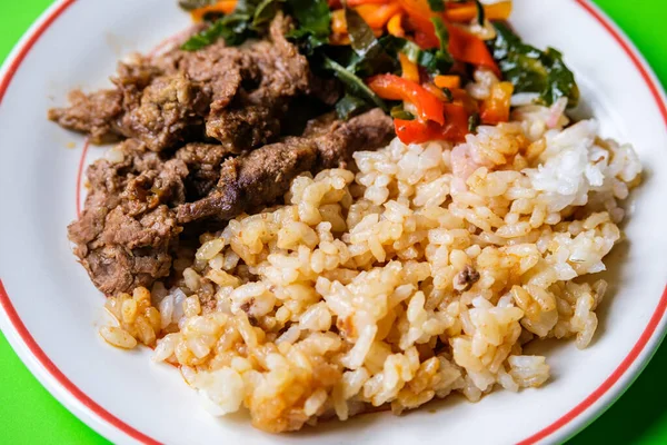 Londra İngiltere, 18 Eylül 2025, Kore usulü Biberli Pirinç ve Sebzeli Biftek