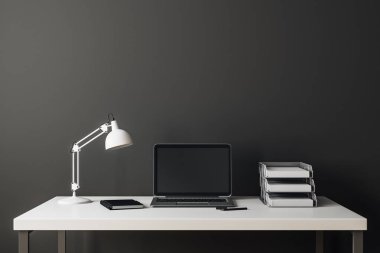 Çağdaş iç üstünde resepsiyon ve kopya yer beton duvar üstünde boş dizüstü bilgisayar ile. Alay etmek yukarıya, 3d render 