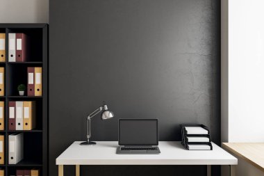 Modern Ofis İşyeri boş dizüstü bilgisayar, Masa lambası, belgeler ve kopya alanı siyah duvar. Alay etmek yukarıya, 3d render 