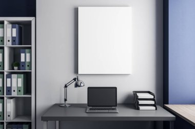 Boş dizüstü bilgisayar ve poster duvara modern çalışma alanı'nın yakın çekim. Alay etmek yukarıya, 3d render 