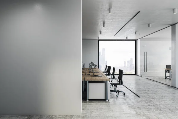 Interior Oficina Coworking Blanco Con Espacio Copia Pared Vista Ciudad — Foto de Stock