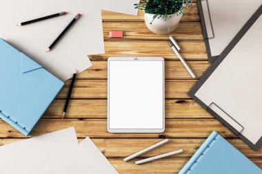 Kağıt, kalem, defter üzerinde ahşap masa boş beyaz tablet ekranıyla. 3D render