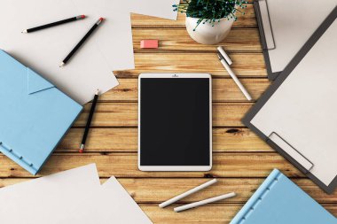 Kağıt, kalem, defter üzerinde ahşap masa boş siyah tablet ekranıyla. 3D render