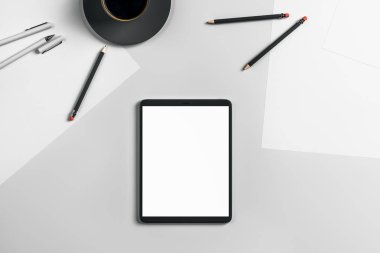 kahve fincanı ve aksesuarları ile beyaz tabloda boş beyaz dijital tablet. 3D render 
