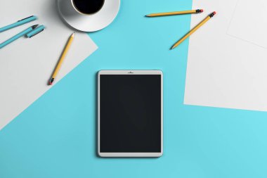 kahve fincanı ve aksesuarları ile mavi masada boş siyah dijital tablet. 3D render 