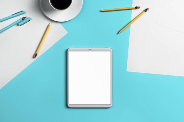 kahve fincanı ve aksesuarları ile mavi masada boş beyaz dijital tablet. 3D render 