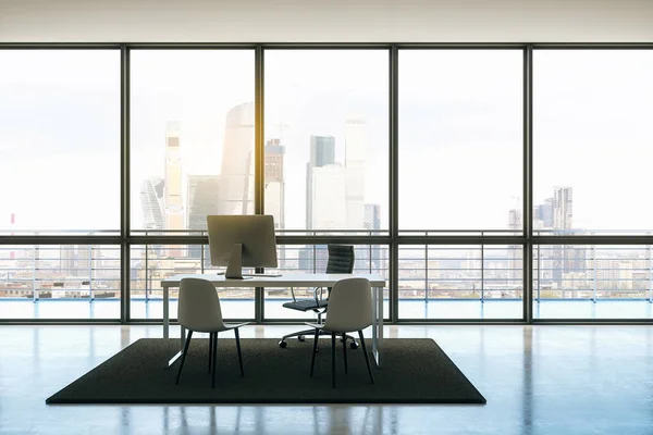 Modernes Penthouse Büro Mit Minimaler Möblierung Deckenhohen Fenstern Und Stadtblick — Stockfoto