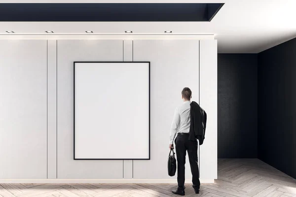 商人看白色墙壁空白白色海报在抽象大厅与木地板 — 图库照片