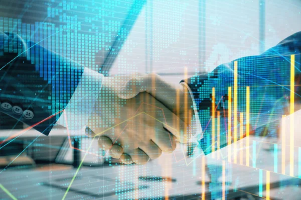 2人のビジネスマンの握手でオフィスの背景に金融チャートとマップのマルチ露出。ビジネスにおける成功の概念 — ストック写真
