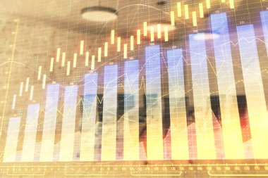 Konferans odası arka planda hisse senedi piyasası grafik Multi pozlama. Finansal analiz konsepti