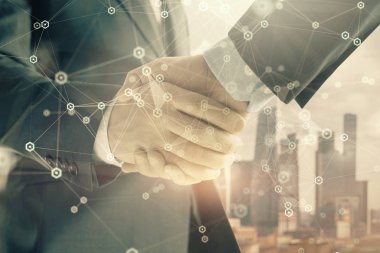 İki işadamı el sıkışması ile Cityscape arka planda çizim soyut teknoloji çift pozlama. İş içinde teknoloji rolü kavramı