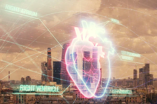 Exposition multiple de l'hologramme du cœur humain sur fond de paysage urbain de Moscou. Concept de formation médicale — Photo