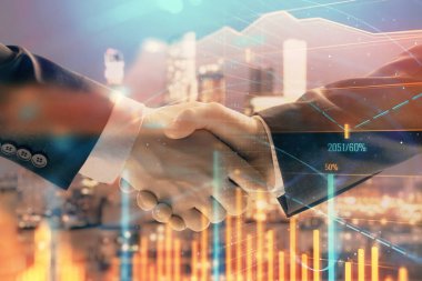 İki işadamı el sıkışması ile Cityscape arka planda mali grafik çift pozlama. Hisse senedi piyasası anlaşması kavramı