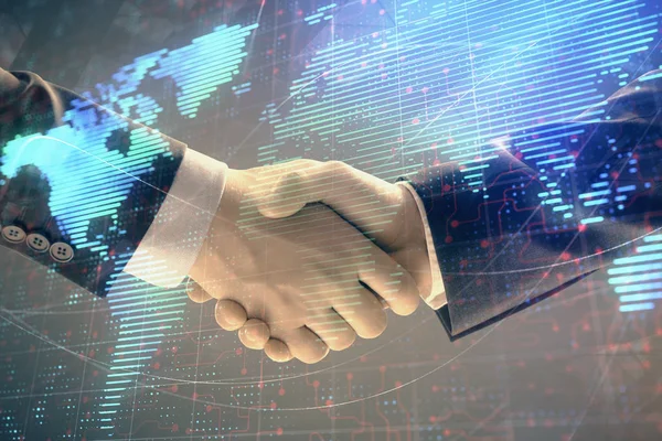 与两位商人握手,在抽象背景上多次曝光世界地图。国际商业理念 — 图库照片