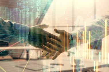 İki işadamı el sıkışması ile ofis arka planda mali grafik ve harita çok pozlama. İş başarısı kavramı