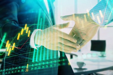 İki işadamı el sıkışması ile ofis arka planda mali grafik Multi pozlama. İş başarısı kavramı