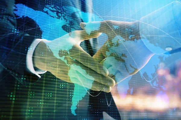 İki işadamı el sıkışması ile Cityscape arka planda Dünya Haritası çift pozlama. Uluslararası iş konsepti