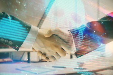 Ofis arka plan üzerinde iki erkek el sıkışma ile hack tema hologram çift pozlama. Veri güvenliği kavramı