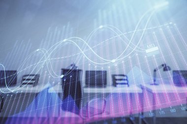 Arka planda ticaret masası banka Ofisi İç ile stok ve tahvil piyasa grafiği. Çok pozlama. Finansal analiz konsepti