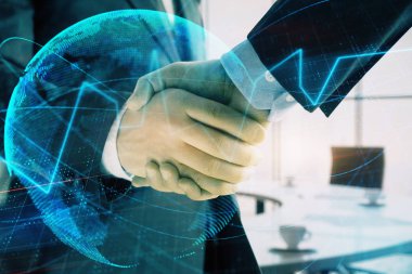 İki işadamı el sıkışması ile ofis arka planda mali grafik ve harita çok pozlama. İş başarısı kavramı