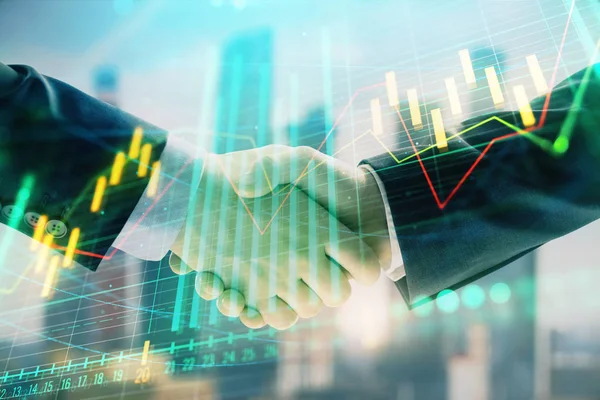 Dvojnásobná expozice finančního grafu na pozadí panoráma se dvěma obchodníkem s rukou. Koncepce obchodu s akciovými trhy — Stock fotografie