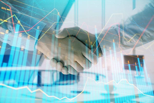 Multi esposizione di grafico finanziario su sfondo ufficio con due uomini d'affari stretta di mano. Concetto di successo nelle imprese — Foto Stock