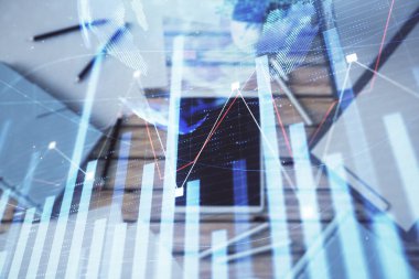 Masa arka planında yer alalı dijital tablette forex grafiği nin ve dünya haritasının çift pozlaması. Piyasa analizi kavramı