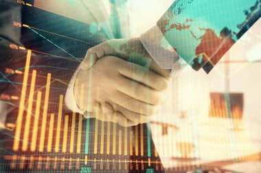 İki işadamı el sıkışması ile ofis arka planda mali grafik ve harita çok pozlama. İş başarısı kavramı