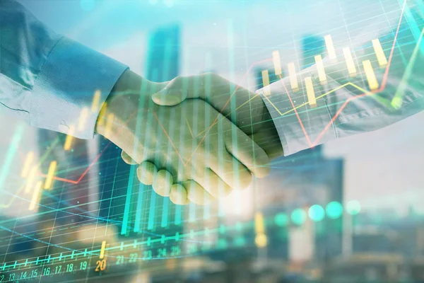 Dubbele blootstelling van financiële grafiek op Cityscape achtergrond met twee zakenman handshake. Concept beurs deal — Stockfoto