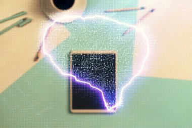 Dijital tablet, masa arka plan üzerinde çizim insan beyninin çift pozlama. Veri analizi kavramı