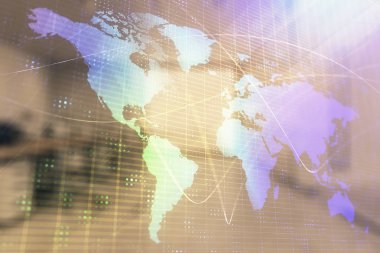 Arka planda ticaret masası banka ofisi iç dünya haritası. Çoklu pozlama. Uluslararası finans kavramı