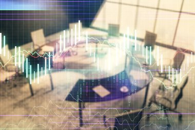 Konferans odası arka planda Forex çizelgesine çift pozlama. Hisse senedi piyasası analizi konsepti