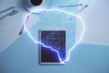 Dijital tablet, masa arka plan üzerinde çizim insan beyninin çift pozlama. Veri analizi kavramı