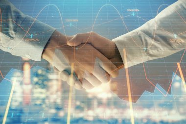 İki işadamı el sıkışması ile Cityscape arka planda mali grafik çift pozlama. Finansal analiz ve yatırım fırsatları konsepti