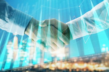 İki işadamı el sıkışması ile Cityscape arka planda mali grafik çift pozlama. Finansal analiz ve yatırım fırsatları konsepti