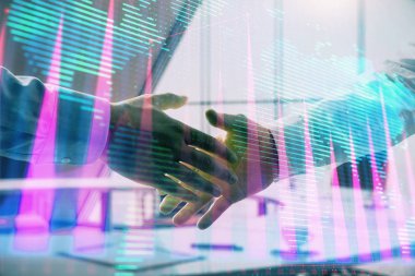 İki işadamı el sıkışması ile ofis arka planda mali grafik ve harita çok pozlama. İş başarısı kavramı