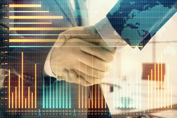 İki işadamı el sıkışması ile ofis arka planda mali grafik ve harita çok pozlama. İş başarısı kavramı