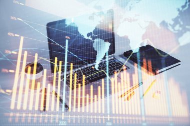 Dünya hologram ve masaüstü ofis bilgisayar arka plan ile hisse senedi piyasası grafik. Çok pozlama. Finansal analiz konsepti.