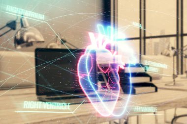Masaüstü ofis arka plan ile kalp hologramı. Çifte pozlama. Tıp eğitimi kavramı