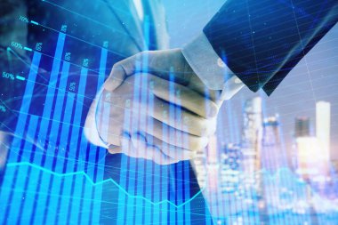 İki işadamı el sıkışması ile Cityscape arka planda mali grafik çift pozlama. Finansal analiz ve yatırım fırsatları konsepti