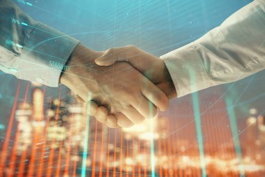 İki işadamı el sıkışması ile Cityscape arka planda mali grafik çift pozlama. Finansal analiz ve yatırım fırsatları konsepti