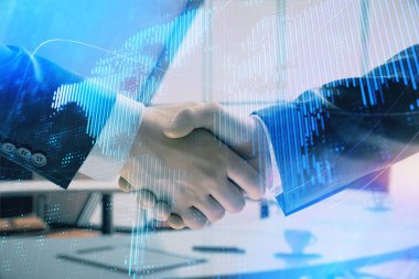 İki işadamı el sıkışma ile ofis arka planda dünya haritası çok pozlama. Uluslararası iş kavramı