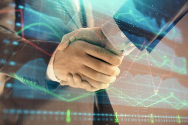 İki işadamı el sıkışması ile soyut arka planda Forex grafik Multi pozlama. Hisse senedi piyasasında başarı kavramı