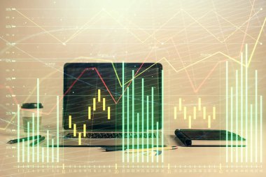 Masaüstü Ofis bilgisayar arka plan ile Forex grafik hologram. Çift pozlama. Finansal analiz konsepti.